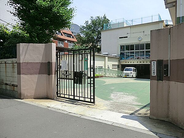 区内で最も古い歴史ある小学校。区内一広い校庭は天然芝でおおわれています。将棋会館の近い環境を活かした将棋棋士による出前授業を行っています。