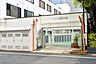 周辺：通学路は穏やかな住宅街の中の道なので、お子さんの通学も安心。