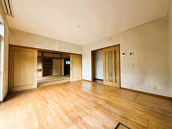 LDK10帖は8帖和室と続き間で広々利用できます。