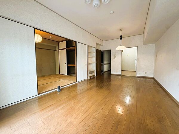 LDK約15.5帖。南向きバルコニーで解放感と陽当たり良好です。