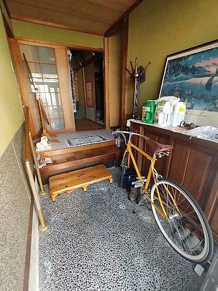 自転車も入るくらい広い玄関となっております。
