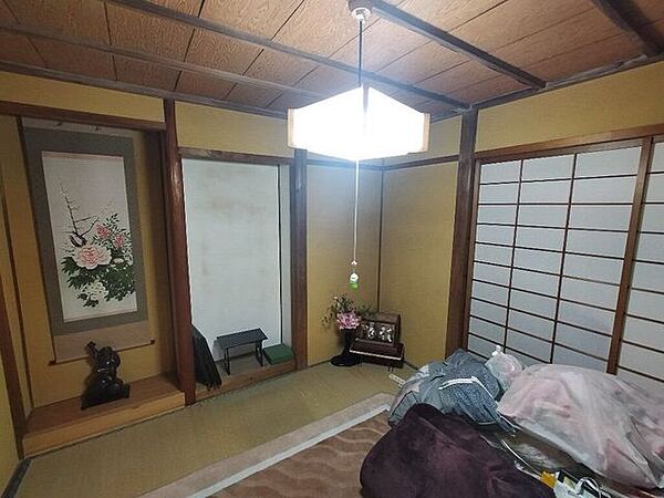 4．5畳の和室です。こちらも縁側へとつながるお部屋となっております。