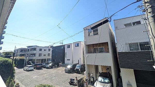 目の前には住宅街の街並み。周辺の雰囲気も現地でご確認いただけます。