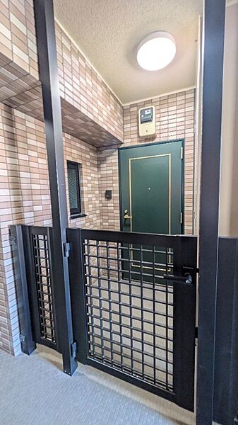 住戸前には専用門扉を設置。プライバシーに配慮された玄関アプローチ！