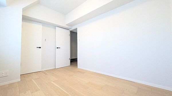 白を基調とした明るい洋室。シンプルな内装で家具のコーディネートも自在！