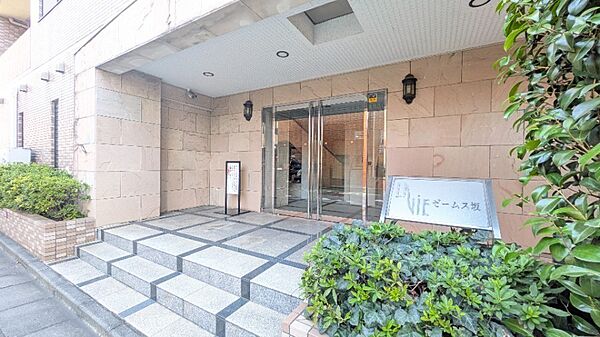 石目調の壁面と豊かな植栽が迎える、品格漂うマンションエントランス！