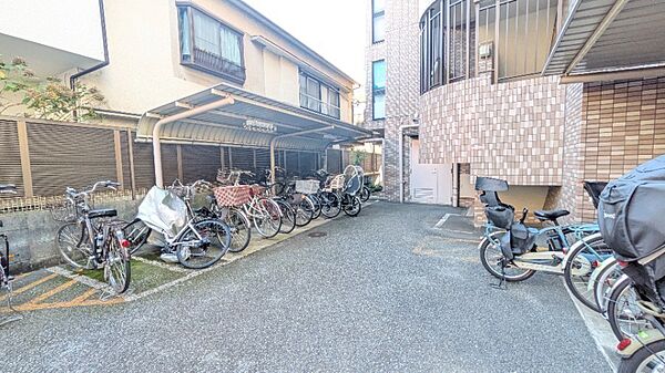 敷地内には屋根付き駐輪場を設置！日常の自転車利用にも便利な共用設備です。