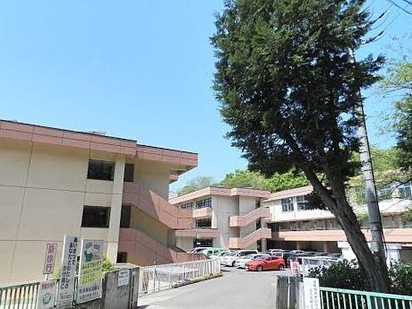 山辺中学校 1220m