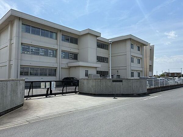 梁田小学校 740m