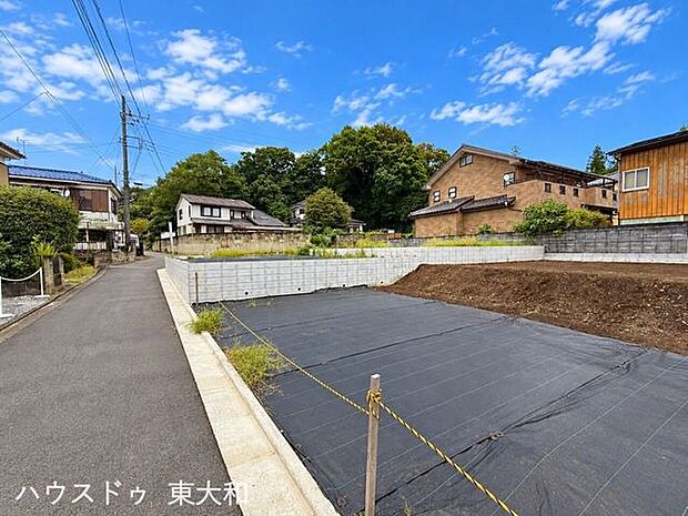 敷地面積151.99m2の広々とした土地です。ゆとりある敷地を活かして、理想の住まいを自由にプランニングできます。区画の端に位置する点も特徴です。