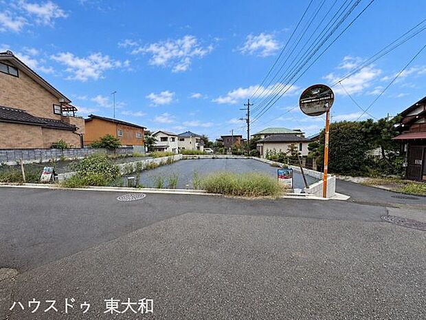 道路に面する2方向が開けた角地！130.25m2の敷地を活かし、採光や通風にも配慮した住まいづくりを検討できます。