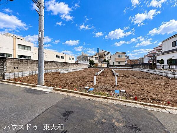 お子さまの通学も安心！第二小学校まで約350m、第二中学校まで約600m。学校が身近にあるのは嬉しいポイントです。