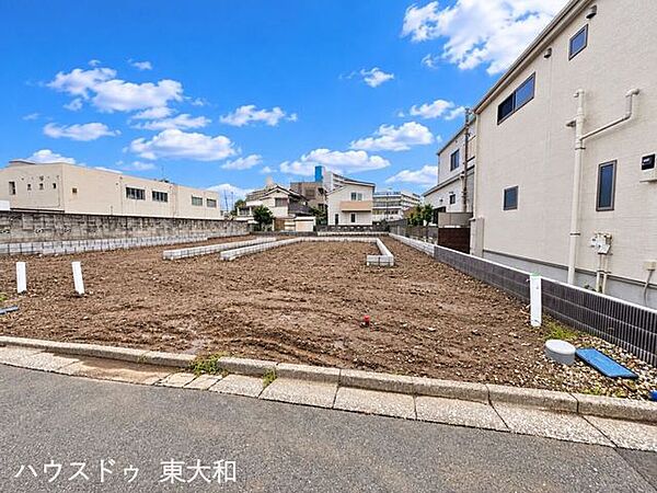 5区画に分かれた分譲地。区画ごとに整然と整備され、道路から奥まで見渡せる開放感があります。お好みのプランで理想の住まいを描ける土地です。