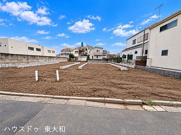5区画の分譲地を横から見渡せる一枚。各区画が整然と整備され、前面道路との位置関係も確認しやすく、住まいの配置をイメージしやすい土地です。