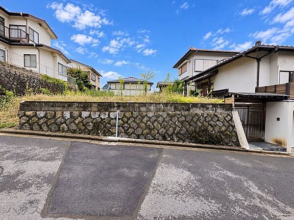 道路との高低差や周辺の街並みを確認できる現地写真。敷地の広さをイメージしやすい一枚です。