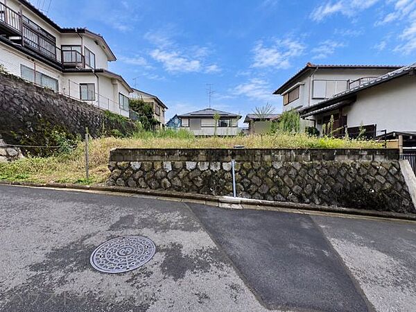 前面道路から敷地全体を見渡せる、開放感のある約60.35坪の土地。高低差を活かした立体的な住まいづくりも検討できる、ゆとりある更地です。