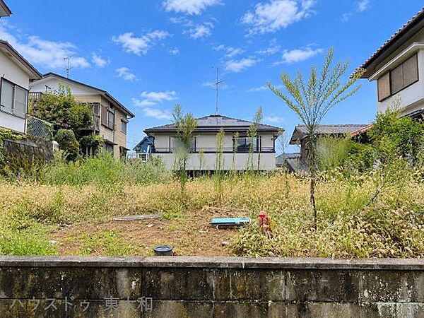 敷地の奥まで見渡せる、ゆとりある約60.35坪の土地。周囲には戸建住宅が建ち並ぶ落ち着いた住環境で、敷地の広さを活かした住まいづくりを検討できます。