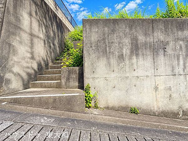 前面道路から現地へ続くアプローチ。道路との高低差や周辺の街並みも確認できます。