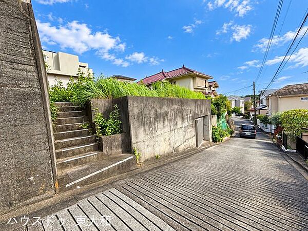 坂道に面した高台の土地。敷地下部にはシャッター付きの駐車スペースがあり、車の保管にも便利。湖畔エリアならではの落ち着いた住環境も魅力です。