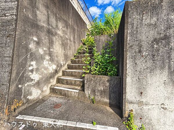 敷地へのアプローチは、既存の階段を利用。高低差を活かした立体的なアプローチで、住まいへ向かう特別感を感じられるつくりです。