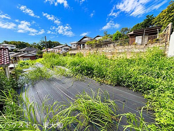 写真からも感じられる、奥行きのあるゆったりとした敷地。実測面積219.84m2（約66.50坪）あり、住まいの配置や庭づくりなど、幅広く検討できます。