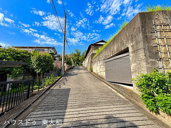 前面道路から確認できる掘込車庫が特徴。シャッター付きのため、愛車の保管スペースとして活用できます。土地の高低差を活かした、個性のある住まいづくりができそうです。