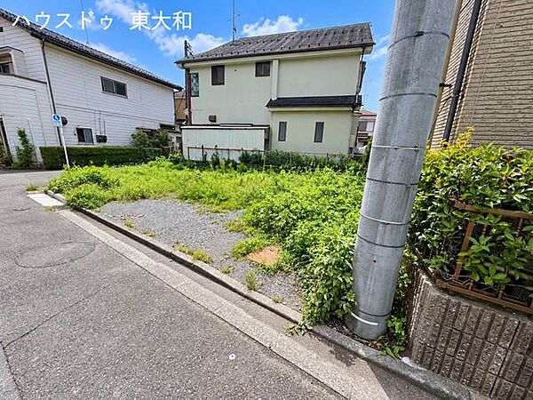 斜め方向から敷地全体を撮影。道路に面した開放的な立地と、土地の形状をご確認いただけます。