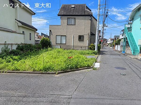敷地の別角度からの眺め。周辺の街並みや道路との接道状況を把握する際に参考となる写真です。