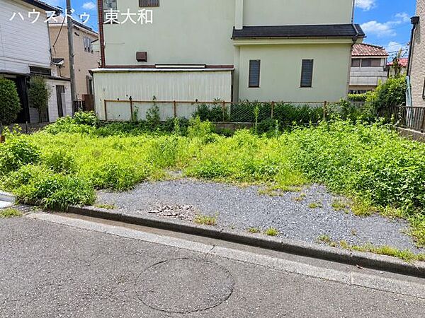 敷地を正面から広く捉えた一枚。土地の広がりや周辺環境を確認でき、現地の雰囲気が伝わります。