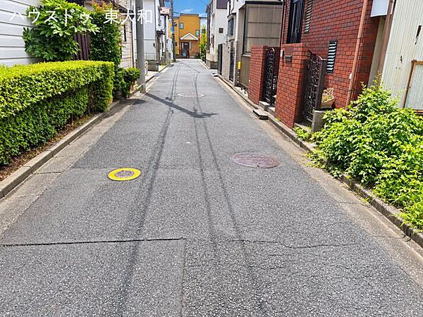 落ち着いた住宅街に位置し、周辺の街並みや道路の様子も現地でご確認いただけます。