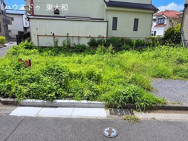 敷地の正面側から撮影。道路との高低差や敷地の広がりなど、現地の様子をご確認いただけます。