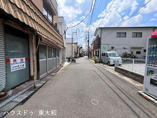 前面道路にゆとりがあり、車の出し入れもスムーズ。駐車が苦手な方にも嬉しく、日々の車の利用も快適にできる環境です。