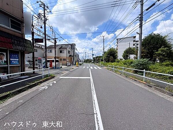 前面道路にガードレールが設置され、歩行者の安全に配慮された環境。落ち着いた住環境で、子育て世帯にも安心感のある立地です。