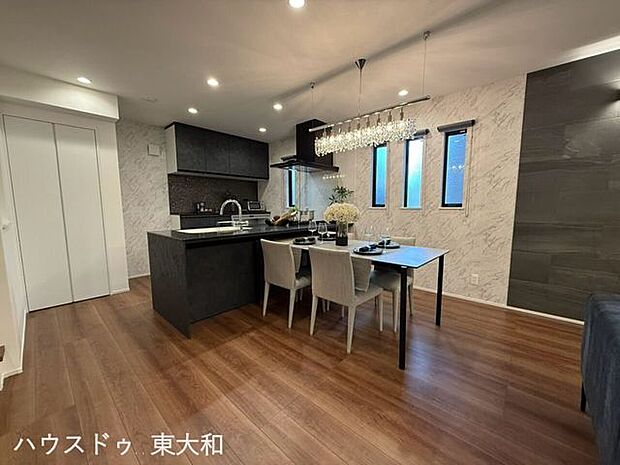 リビング・ダイニングとキッチンが一体となった開放的な空間。料理をしながら家族との会話を楽しめる、コミュニケーションの取りやすい間取りです。