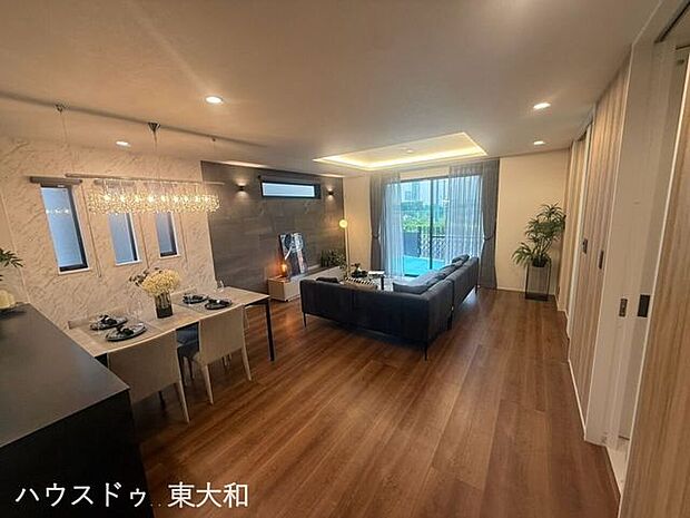木目調の建具と落ち着いた色合いが調和し、家族がゆったり過ごせる上質な空間です。