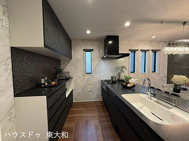 黒を基調としたスタイリッシュなキッチン。豊富な収納と広々とした作業スペースで、毎日の料理が快適に楽しめます。