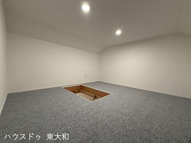 2階廊下からアクセスできるグルニエ（屋根裏収納）を完備。季節物や普段使わない荷物などをまとめて収納でき、居住スペースをすっきり保てます。