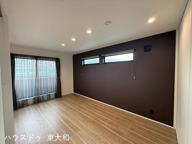 8.25帖のゆとりある洋室。奥行きのある大容量WICに加え、バルコニーや他の居室へ行き来できる2WAY動線も魅力です。