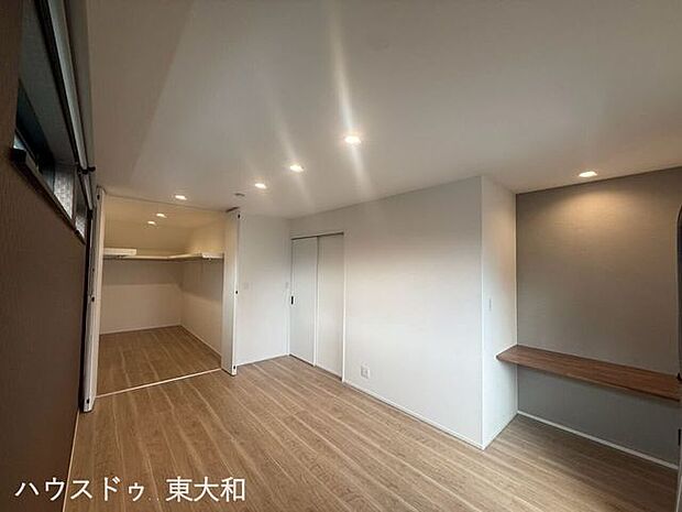 テーブル付きで使い勝手にも配慮。広々としたWICは収納力があり、バルコニーにも直接アクセスできる、暮らしやすさを考えた洋室です。