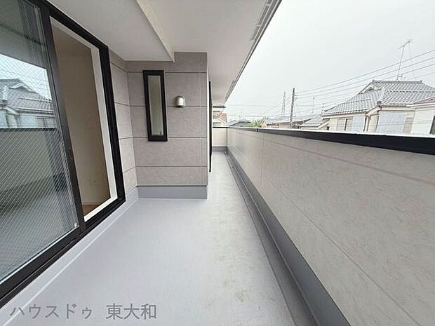 奥行きのあるゆったりとしたバルコニー。洗濯物を干すだけでなく、外の空気を感じながら過ごせる開放的なスペースです。
