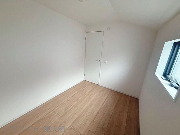 コンパクトながら独立した居室として使える約3.7帖のお部屋。収納家具やデスクも置きやすい、シンプルな空間です。