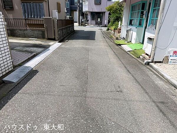 前面道路にゆとりがあり、車の出し入れもスムーズ。駐車が苦手な方にも嬉しく、日々の車の利用も快適にできる環境です。