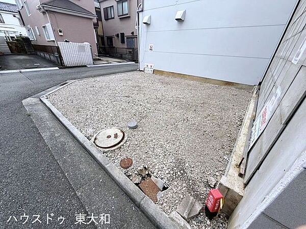 「大和第三小学校」まで徒歩3分の立地。毎日の通学負担を抑えやすく、お子さまのいるご家庭にも嬉しい住環境です。