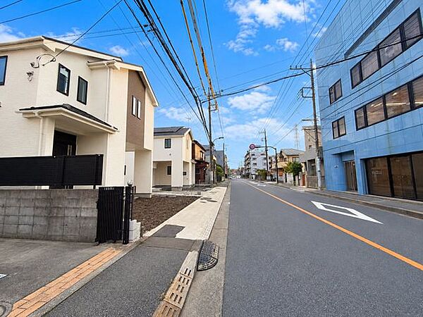 見通しの良い整備された前面道路。歩道も整い、毎日の通勤・通学や車の出入りも快適です。