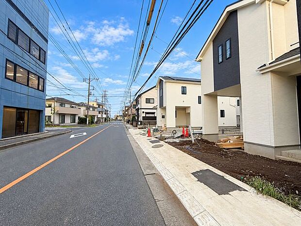 幅員のある前面道路に面した開放的なロケーション。周辺の街並みも美しく、快適な住環境です。