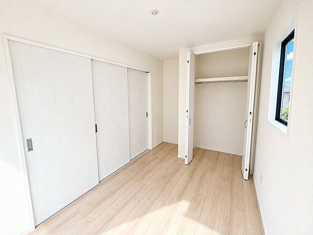 大きな窓から明るい陽射しが差し込む洋室。収納スペースも備え、寝室や子ども部屋にもおすすめです。