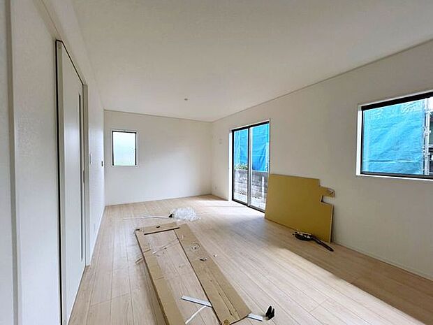 大きな窓から光が差し込む明るいリビング。家族が自然と集まる空間です。