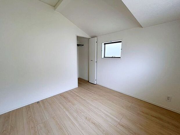 ゆとりある洋室で、家具の配置もしやすい間取り。落ち着いた時間を過ごせます。
