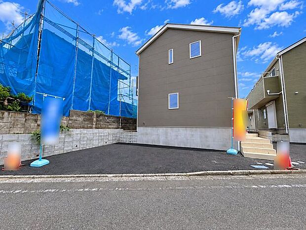 落ち着いた街並みに馴染むスタイリッシュな外観。駐車スペースも確保。