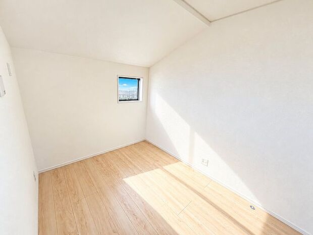 窓から自然光が差し込む明るい洋室。シンプルで落ち着いた空間は、寝室にもおすすめです。